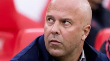 رد ناري إعلامي شهير يسخر من روني بعد انتقاده لـ سلوت